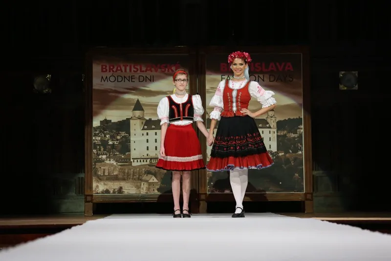 Tříletá Adélka vyrazila k moři, čtrnáctiletá Martina se prošla po molu s Andreou Verešovou