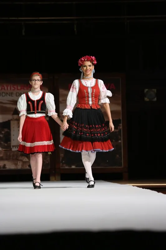 Tříletá Adélka vyrazila k moři, čtrnáctiletá Martina se prošla po molu s Andreou Verešovou