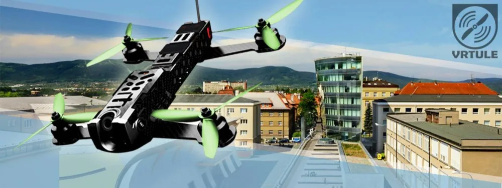 Závod dronů na univerzitním náměstí.