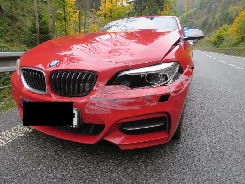 Řidič neukočítroval své luxusní BMW na mokré silnici