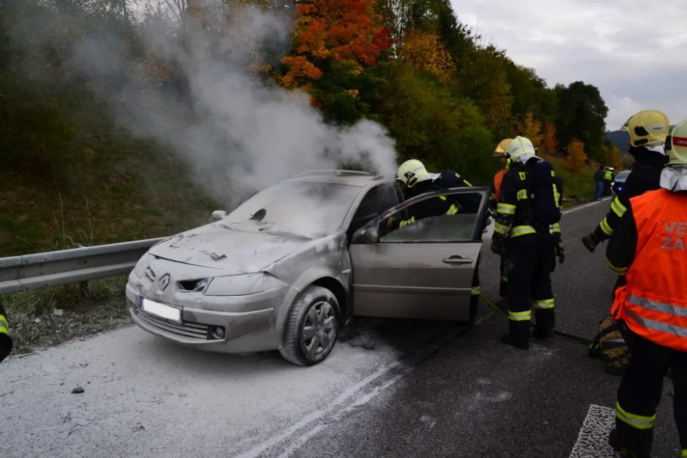 U Jeřmanic shořel renault. Škoda přesahuje 100 tisíc korun