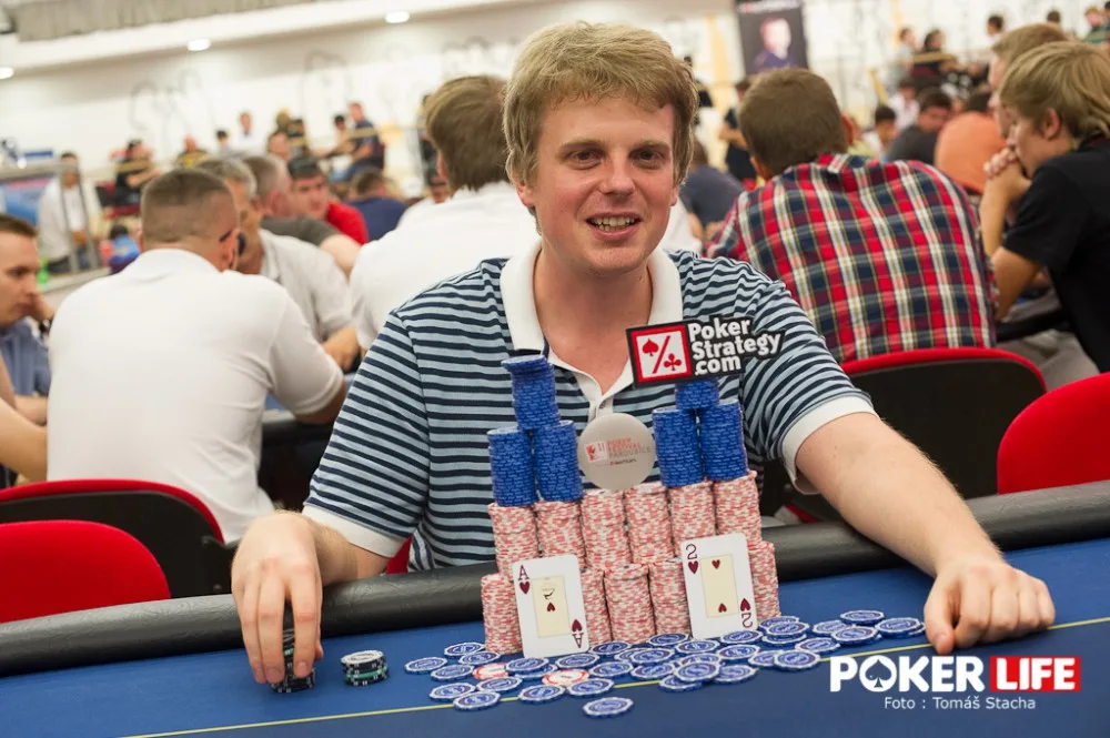 Alkohol do pokeru nepatří, říká pokerový hráč Růžička