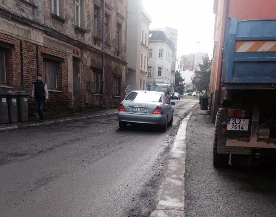 Tankodrom v Orlí ulici. Nového povrchu silnice se řidiči dočkají do konce listopadu