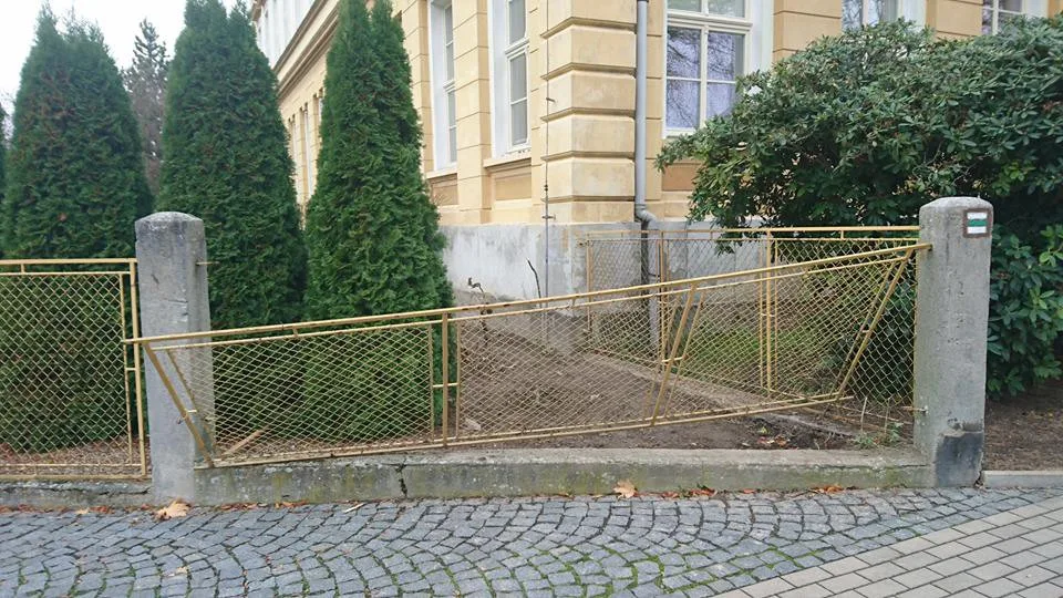 Hrušeň vydržela v Hrádku jen pár dní.
