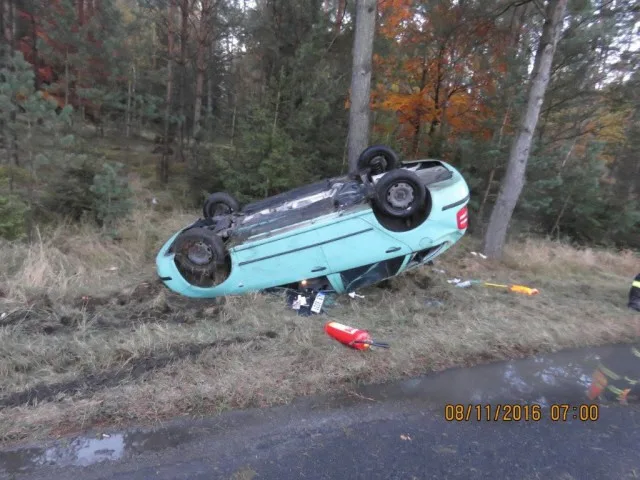 Řidička na namrzlé silnici otočila auto na střechu