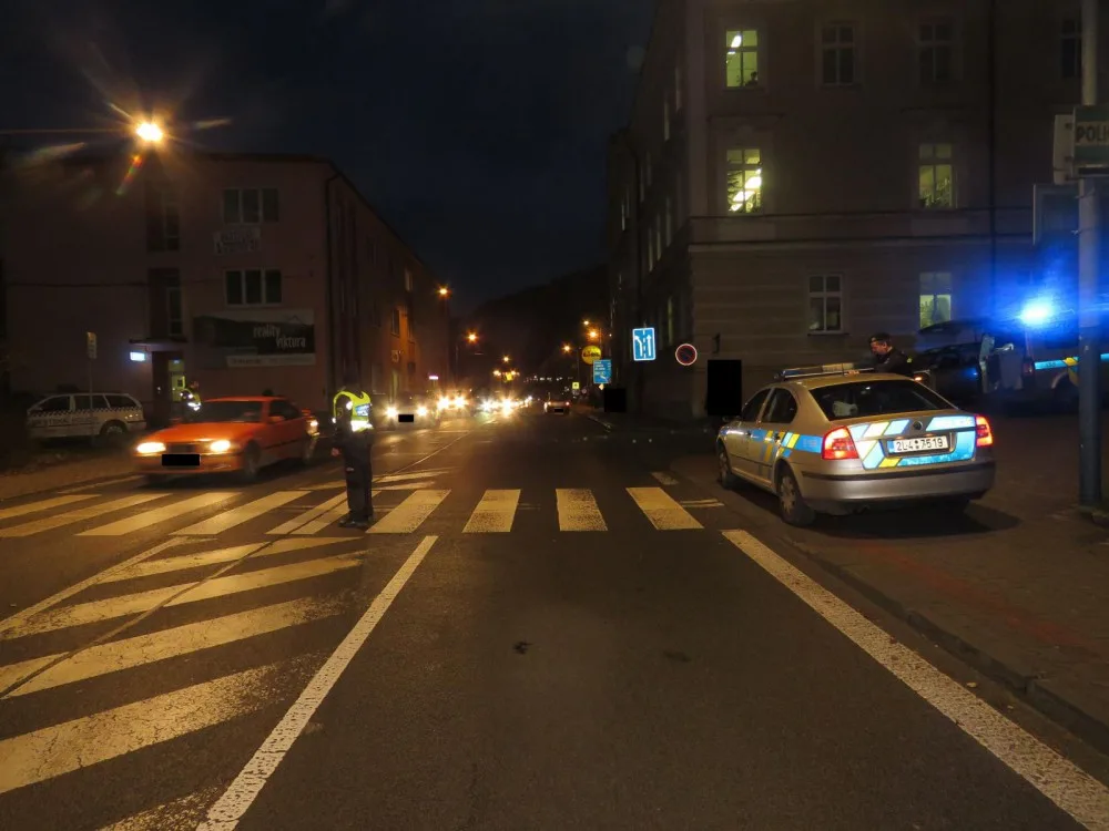 Těžce zraněné seniorka skončila po střetu s autem v nemocnici