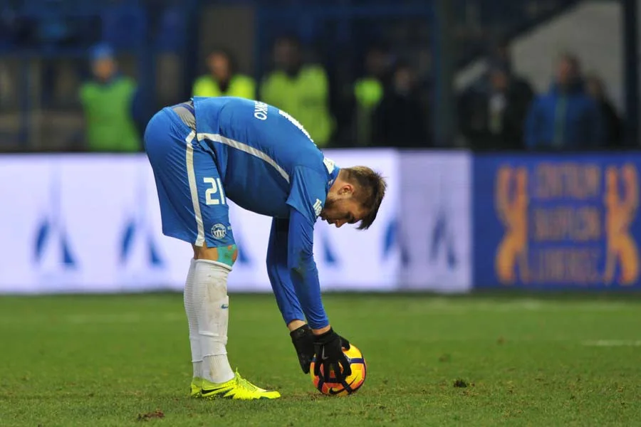 Komličenko si chystá míč na penaltu
