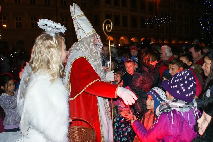 Adventní trhy před radnicí pokračují příjezdem Mikuláše se svou družinou