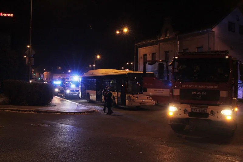Při odpoledním střetu autobusu s osobním automobilem v Chrastavské ulici se zranil jeden člověk