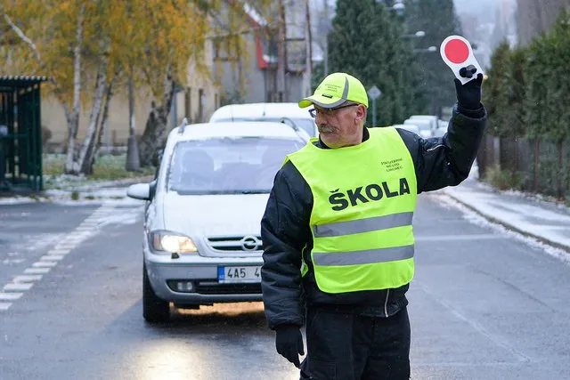 Město si chválí seniorské hlídky. V Liberci dohlíží na dvanáct přechodů