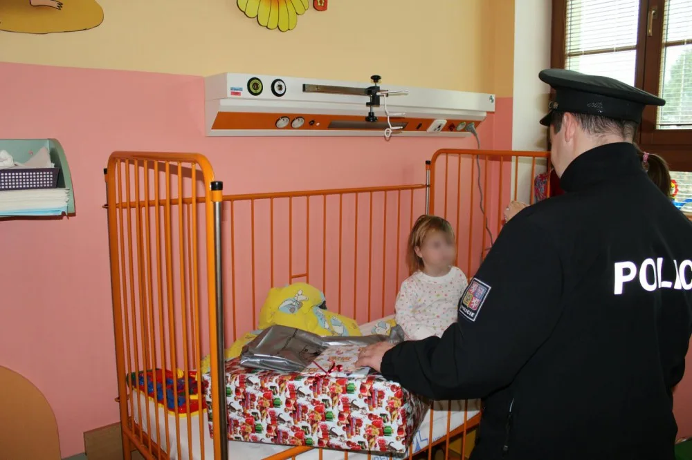 Muži zákona připravili dětem v liberecké nemocnici bohatého Ježíška
