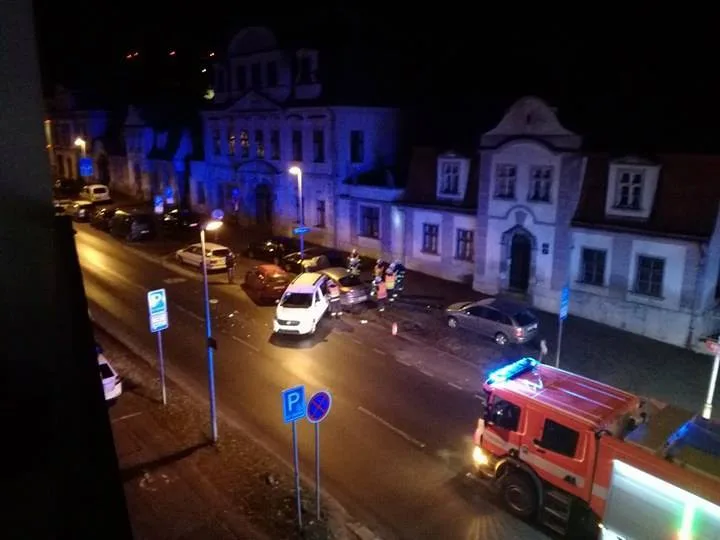 Opilý mladík v centru Liberce naboural tři zaparkovaná auta. Sám seděl za volantem Passatu, který nebyl jeho