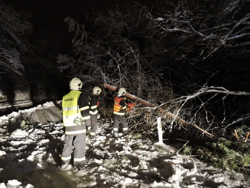 Hasiči vyjížděli během jediného dne ke stovce událostí