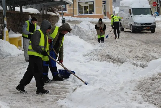 V Jablonci už napadl metr sněhu, z ulic ho vyvážejí nákladní auta