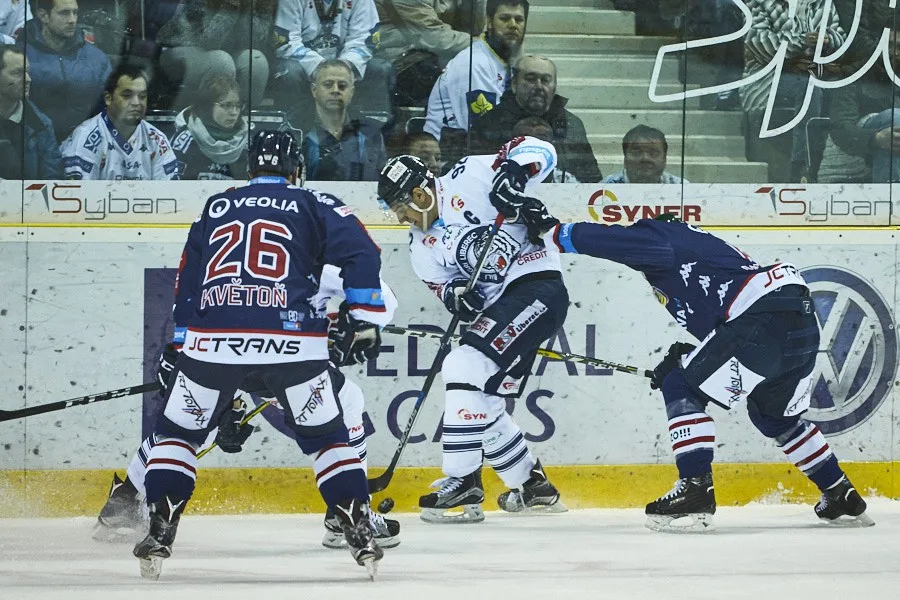 Tygři udolali Litvínov 2:1 a vyhoupli se do čela extraligy