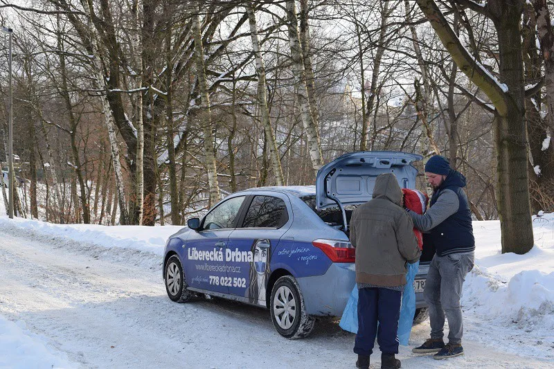Další oblečení od vás posloužilo dobré věci. Drbna tentokrát vyrazila mezi lidi bez domova i s teplou polévkou