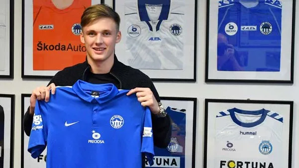 O sedmnáctiletého talentovaného útočníka se zajímal Arsenal, na jaře oblékne dres Slovanu