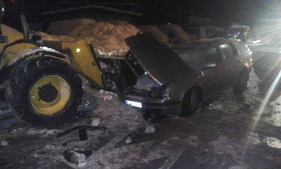 Silně opilá řidička přehlédl bagr odklízející sníh a nabourala do něj. Pila jsem až po jízdě, hájí se