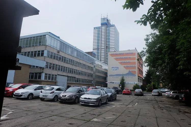 Liberecký kraj chystá stavbu parkovacího domu, městu se to nelíbí