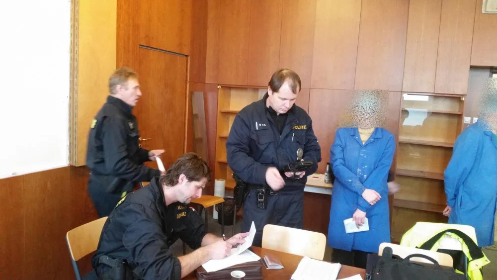 Policisté se zaměřili na nelegální zaměstnávání cizinců v čokoládovně, pěti lidem hrozí vyhoštění
