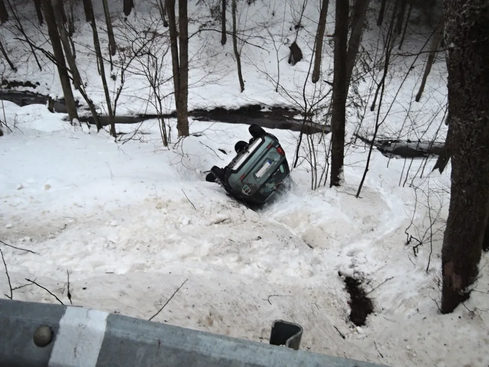 Ledovka potrápila řidiče napříč celým krajem, havaroval i autobus