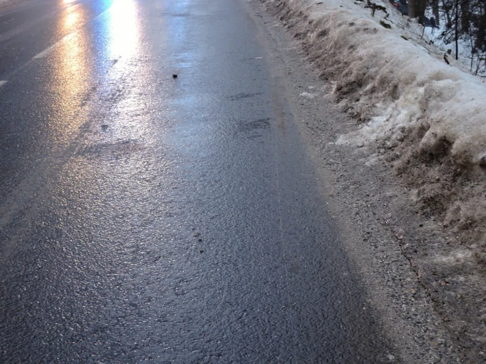 Ledovka potrápila řidiče napříč celým krajem, havaroval i autobus