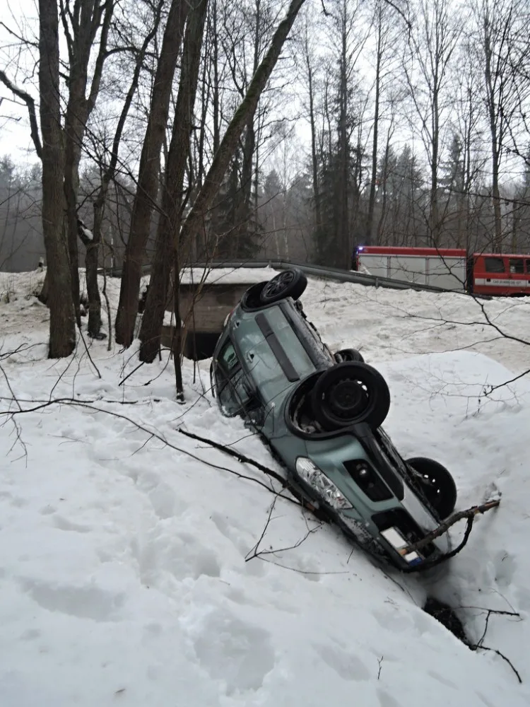 Ledovka potrápila řidiče napříč celým krajem, havaroval i autobus
