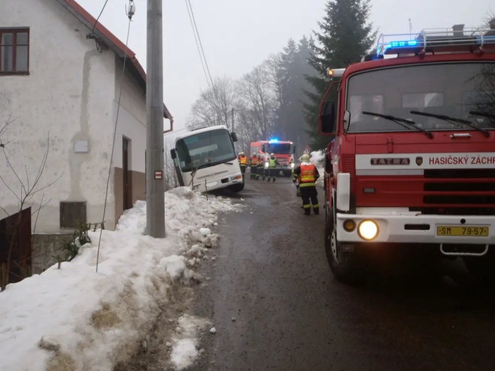 Ledovka potrápila řidiče napříč celým krajem, havaroval i autobus