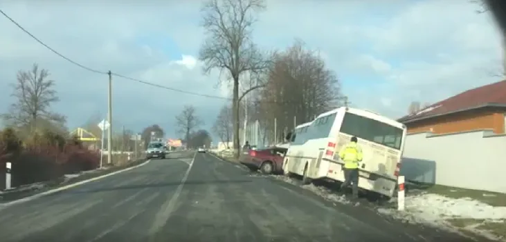V Krásné Studánce se střetl autobus s osobákem, tři zranění