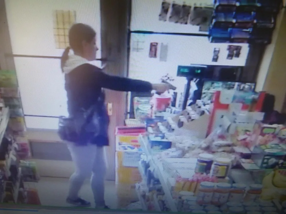 Policie hledá ženu, která o víkendu přepadla s pistolí v ruce samoobsluhu v Liberci