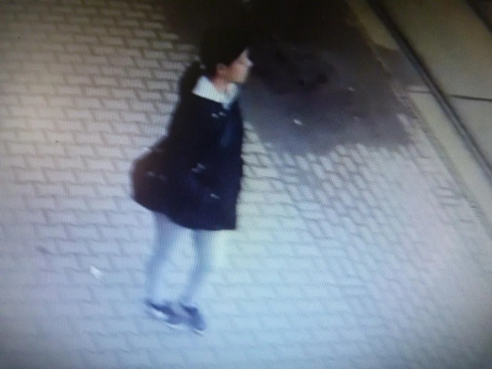 Policie hledá ženu, která o víkendu přepadla s pistolí v ruce samoobsluhu v Liberci