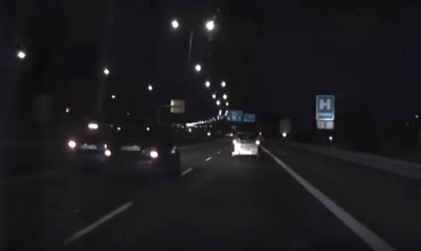Řidič při předjíždění na průtahu přehlédl přijíždějící auto, nehoda se obešla bez zranění