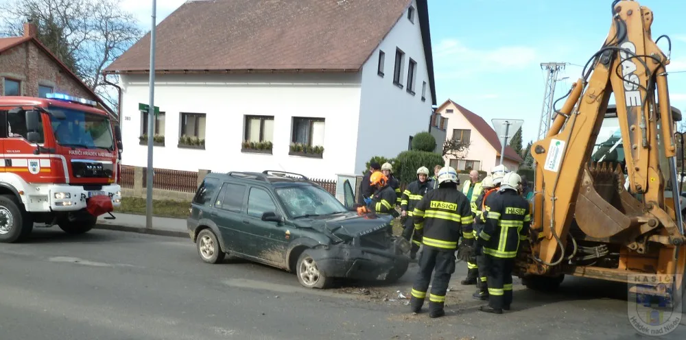 Střet osobního auta s bagrem v Hrádku nad Nisou si vyžádal zranění řidiče