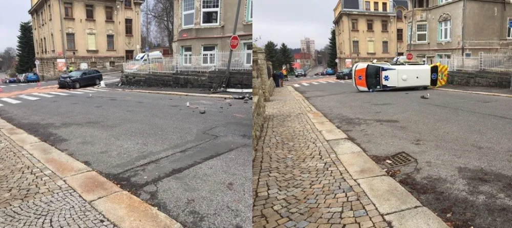 U jablonecké nemocnice se střetla sanitka s osobákem, čtyři zranění
