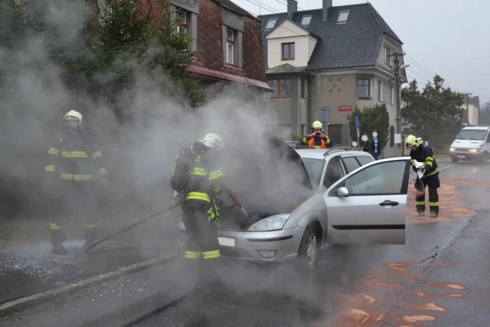 Auto začalo hořet za jízdy.