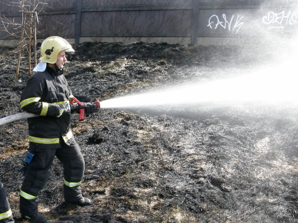 Jarní pálení přidělává starosti hasičům, denně vyjíždí k požárům napříč celým krajem