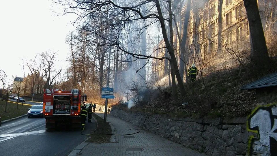 Jarní pálení přidělává starosti hasičům, denně vyjíždí k požárům napříč celým krajem