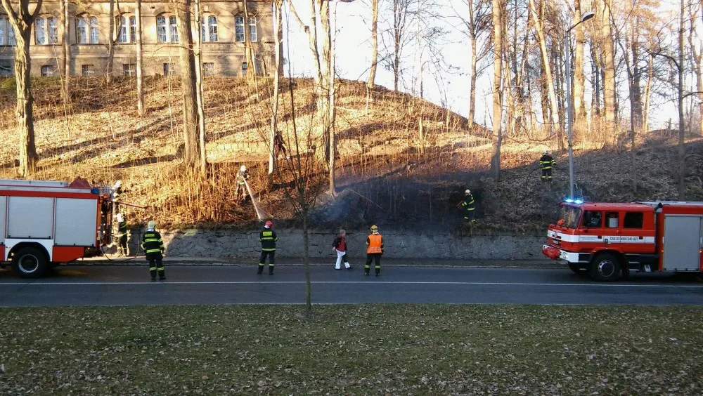 Jarní pálení přidělává starosti hasičům, denně vyjíždí k požárům napříč celým krajem