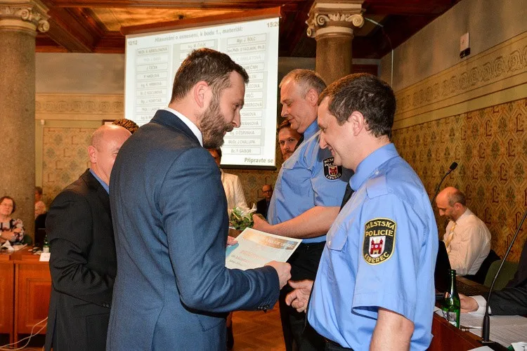 Strážník Jiří Peřina se dočkal ocenění od libereckého primátora.