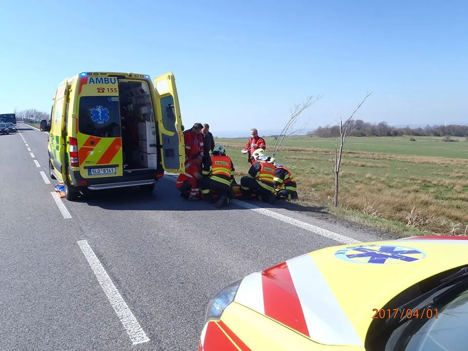 Vážná nehoda na Albrechtickém kopci, motocyklista vjel do příkopa
