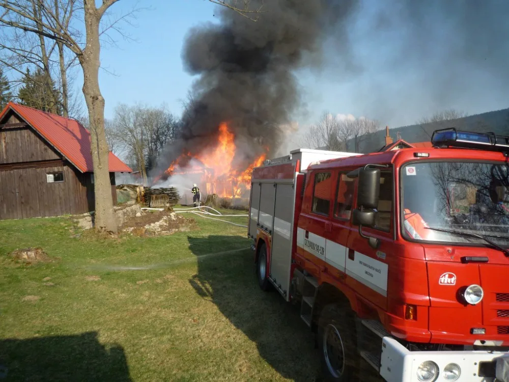 Ve Smržovce lehla popelem stodola, škoda je 700 tisíc korun