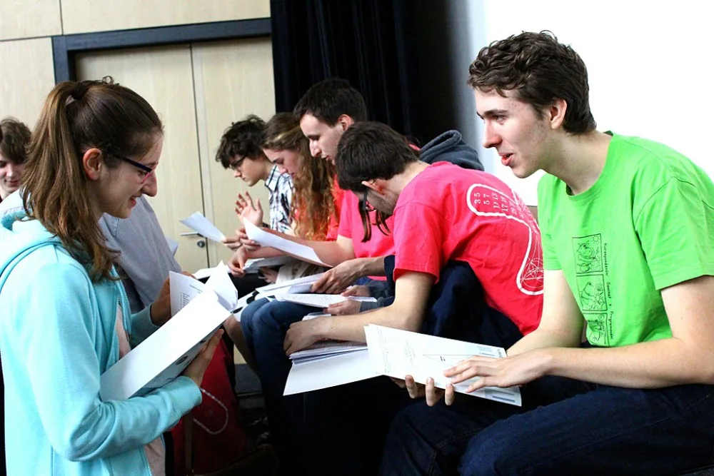 Studenti debatují o výsledcích.