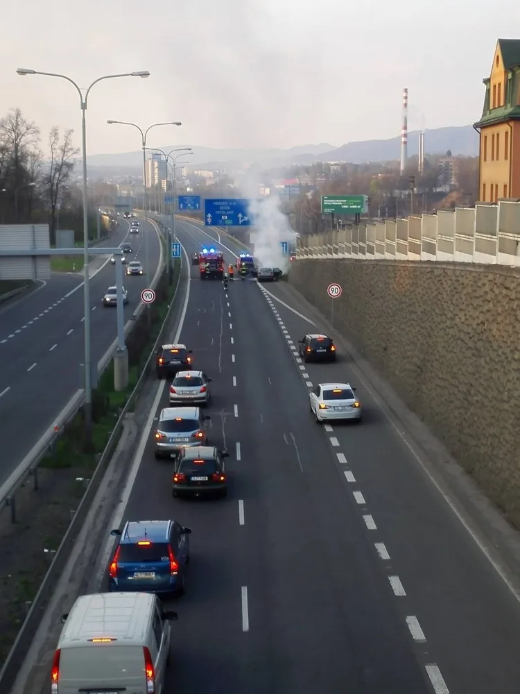 Na výpadovce na Děčín hořelo auto.