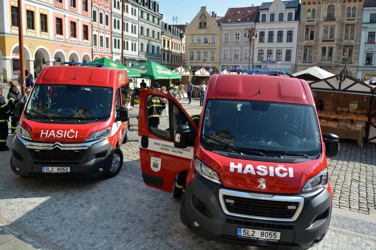 Dobrovolní hasiči z Machnína a Vesce dostali novou techniku, staré Avie můžou vyřadit