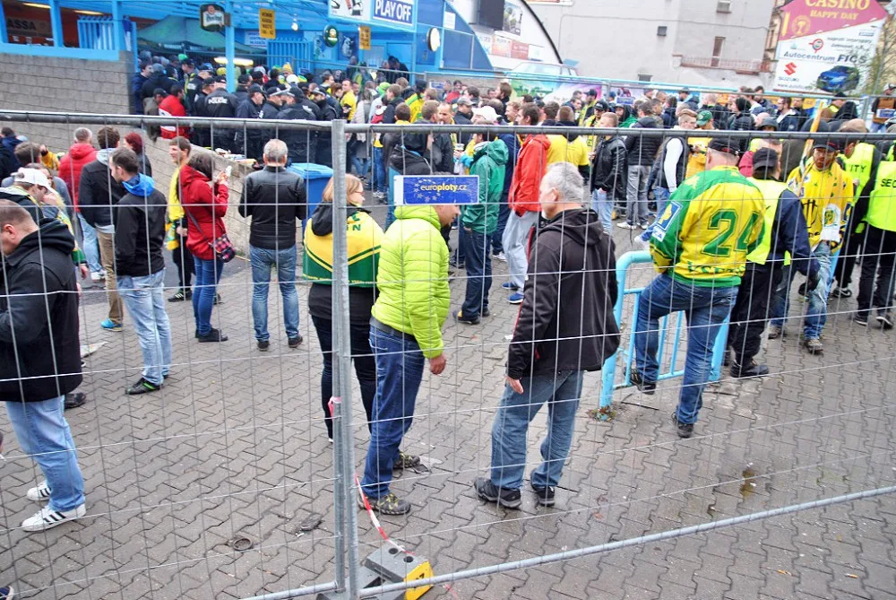 Vsetínské hokejisty přijely na sever Čech podpořit stovky příznivců, Baníkovci problémy nedělali