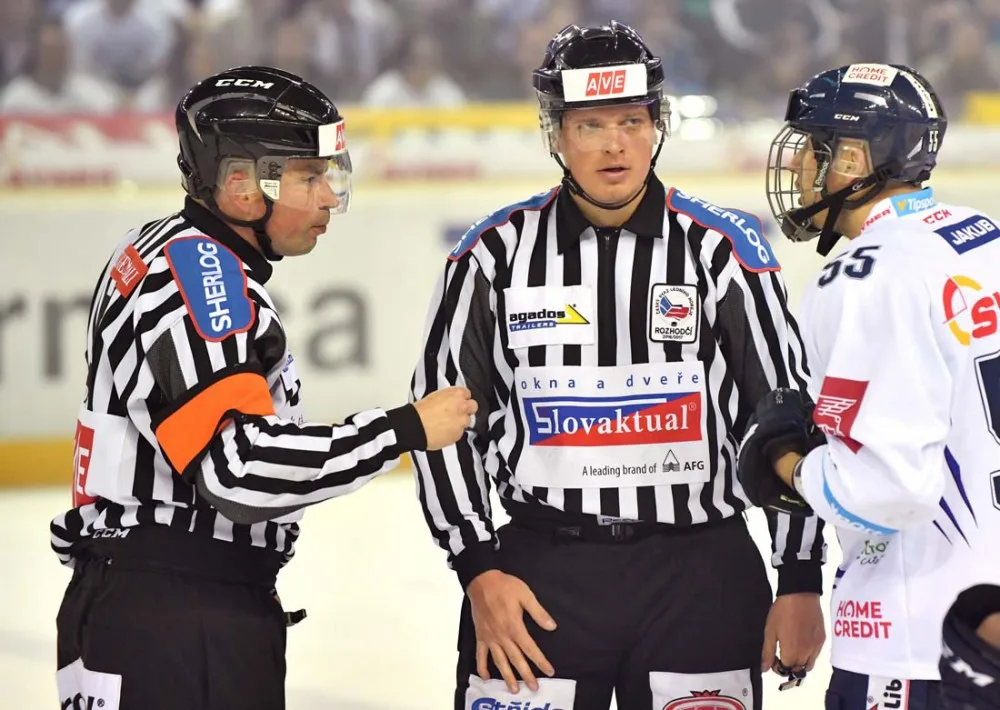 Extraligové finále odstartovalo! Brněnská Kometa zazářila na ledě Tygrů a těsně zvítězila