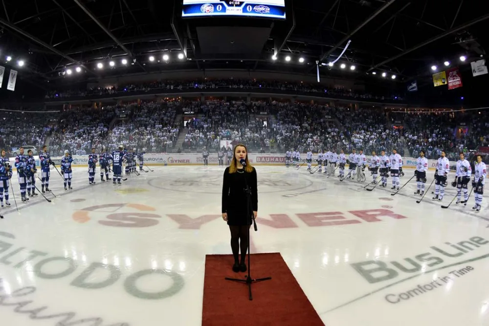 Extraligové finále odstartovalo! Brněnská Kometa zazářila na ledě Tygrů a těsně zvítězila