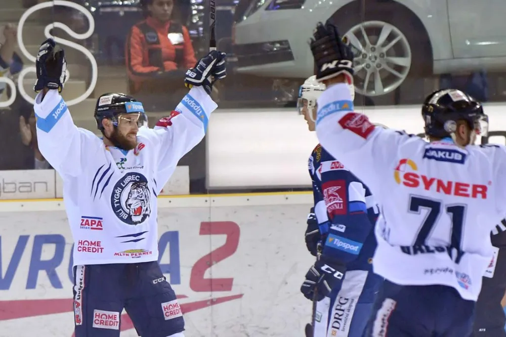 Extraligové finále odstartovalo! Brněnská Kometa zazářila na ledě Tygrů a těsně zvítězila