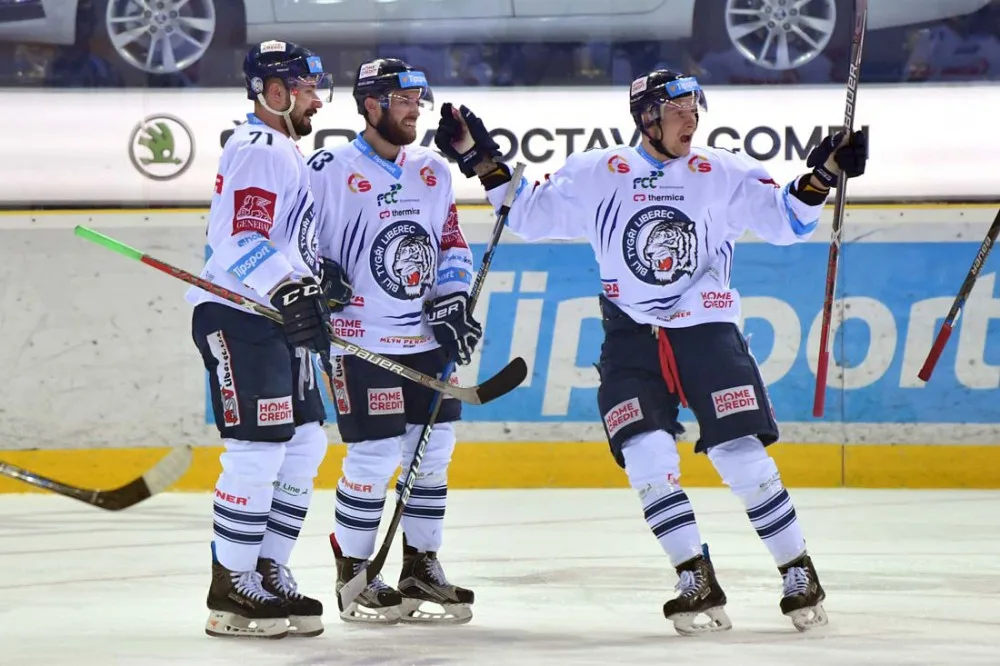 Extraligové finále odstartovalo! Brněnská Kometa zazářila na ledě Tygrů a těsně zvítězila