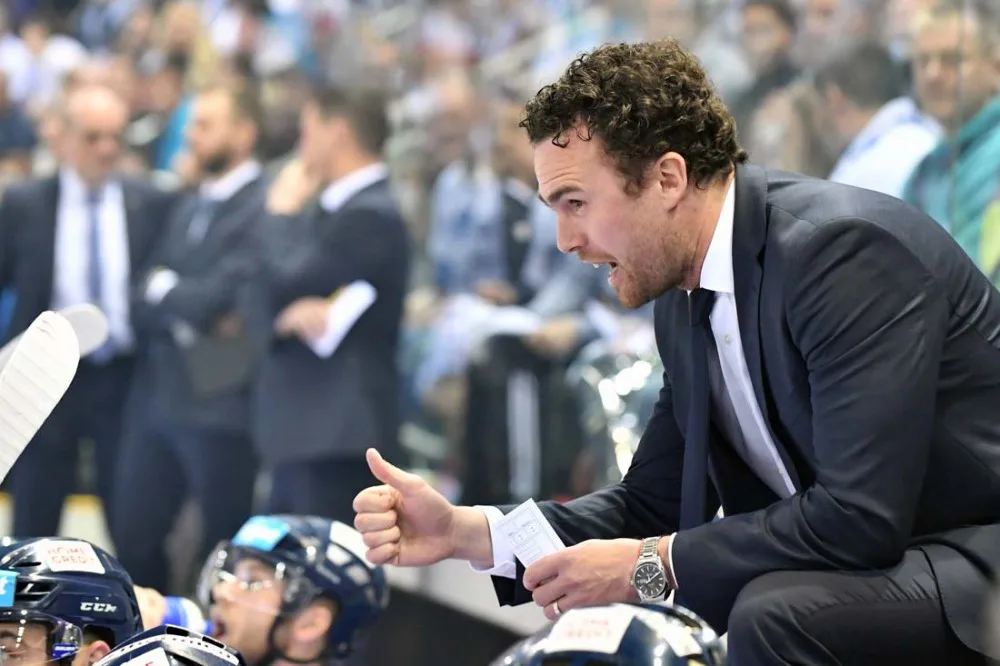 Extraligové finále odstartovalo! Brněnská Kometa zazářila na ledě Tygrů a těsně zvítězila